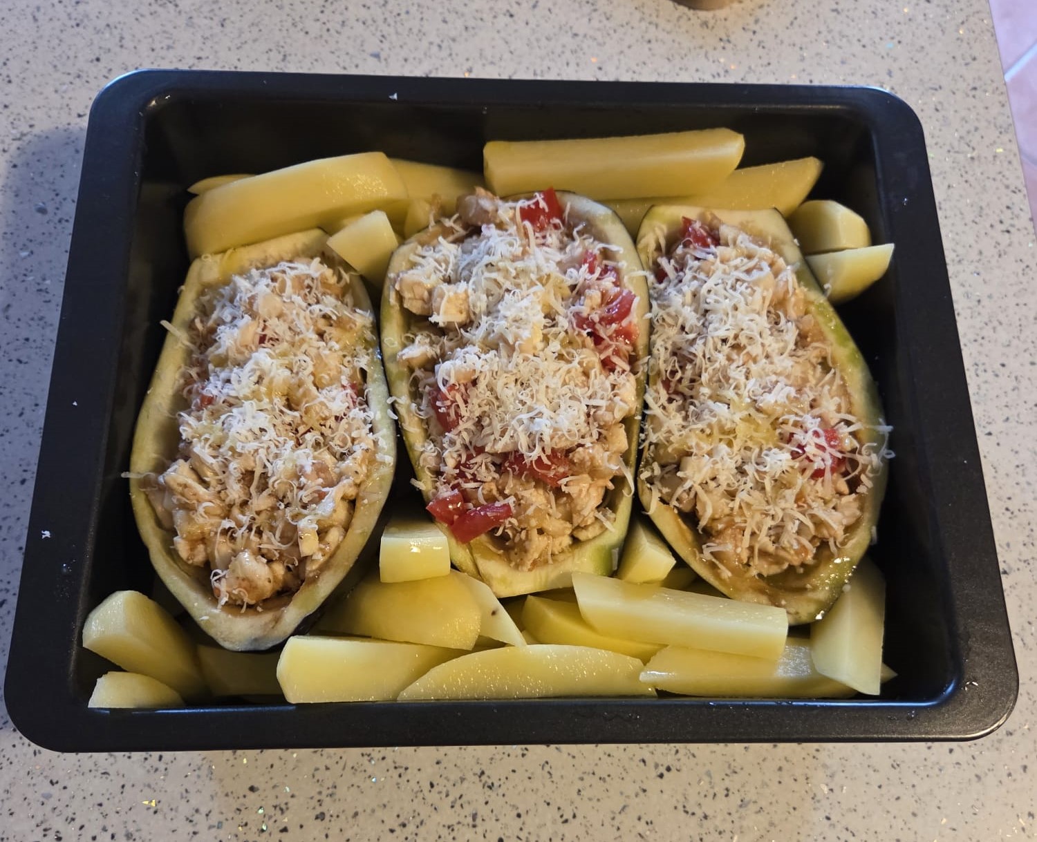 Melanzane ripiene pronte per il forno con le patate