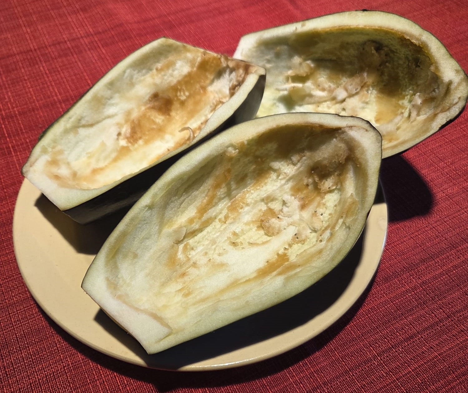 Melanzane svuotate a forma di barchetta